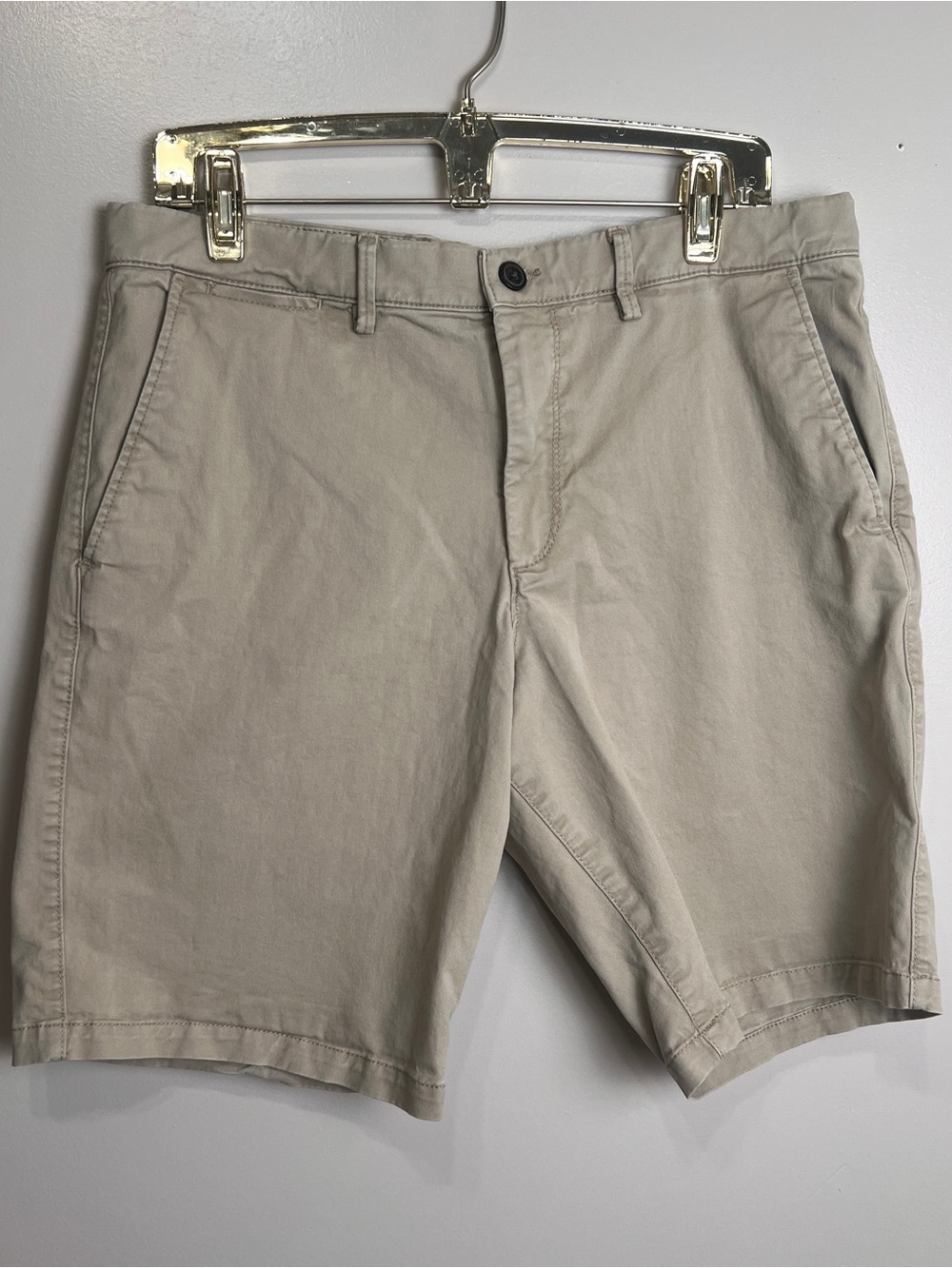 Gap Essential Khaki Mens Shorts Size 33 Beige Stretch Flat Front 10” Inseam